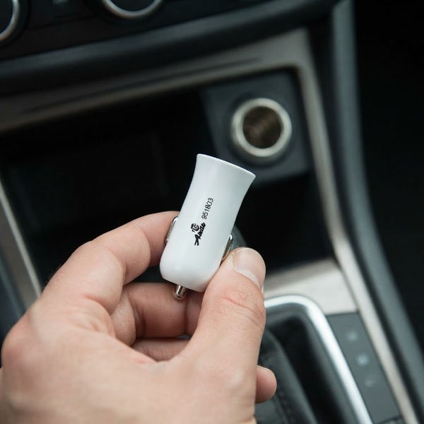 Автомобильная зарядка 12 Atelie белая 2 USB выход 5В 2,1А
